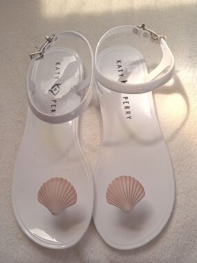 Katy Perry Collections White Jelly Sandals with Pink Shells